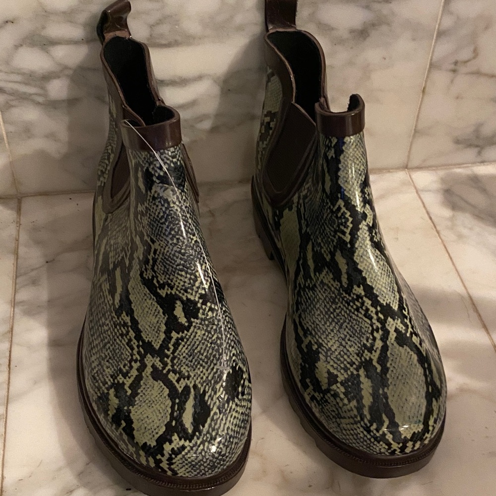 Ankle Boots / Rain / Snow snakeskin pattern
Like New.  Waterproof Rainboots